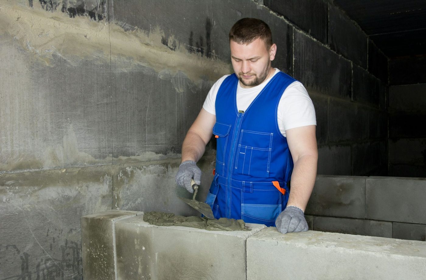 Bricklayer laying blockwork